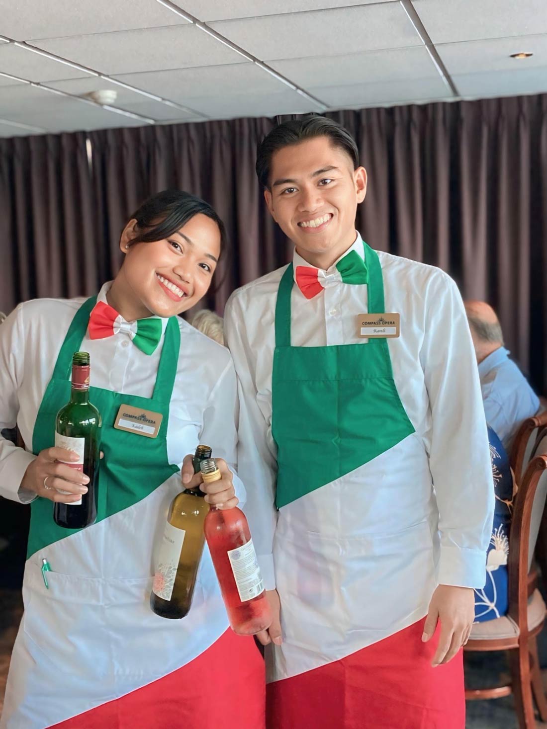 βοηθοί σερβιτόροι σε ξενοδοχείο από Ινδονησία