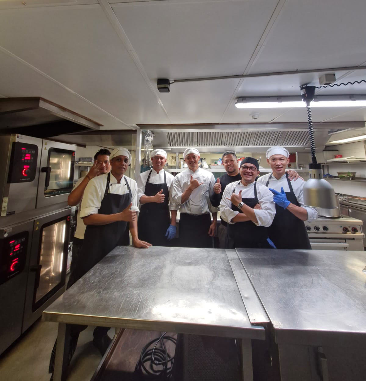 προσωπικό από Ινδονησία σε κουζίνα ξενοδοχείου